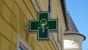 photographie d'une enseigne de pharmacie. Croix verte avec Caducée pharmaceutique.