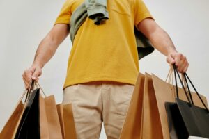 image d'un homme portant plusieurs sacs de shopping